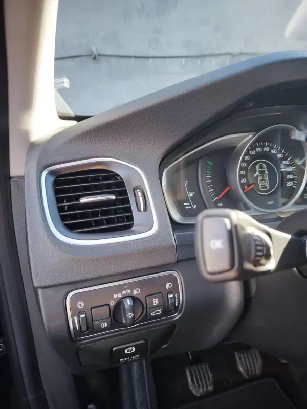 Volvo V60 2014 - 12900 EUR, 172000 km - AUTO.MOTO.pt - 172000km - foto 12 de 24