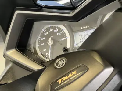 Yamaha TMAX 2015 - 8990 EUR, 25000 km - AUTO.MOTO.pt - 25000km - foto 22 de 26