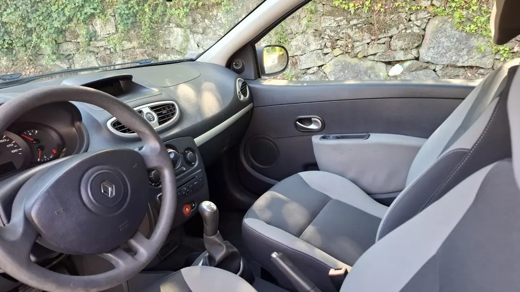 Renault CLIO 1.5DCI AC 2011 - 4500 EUR, 223193 km - AUTO.MOTO.pt - 223193km - foto 7 de 12