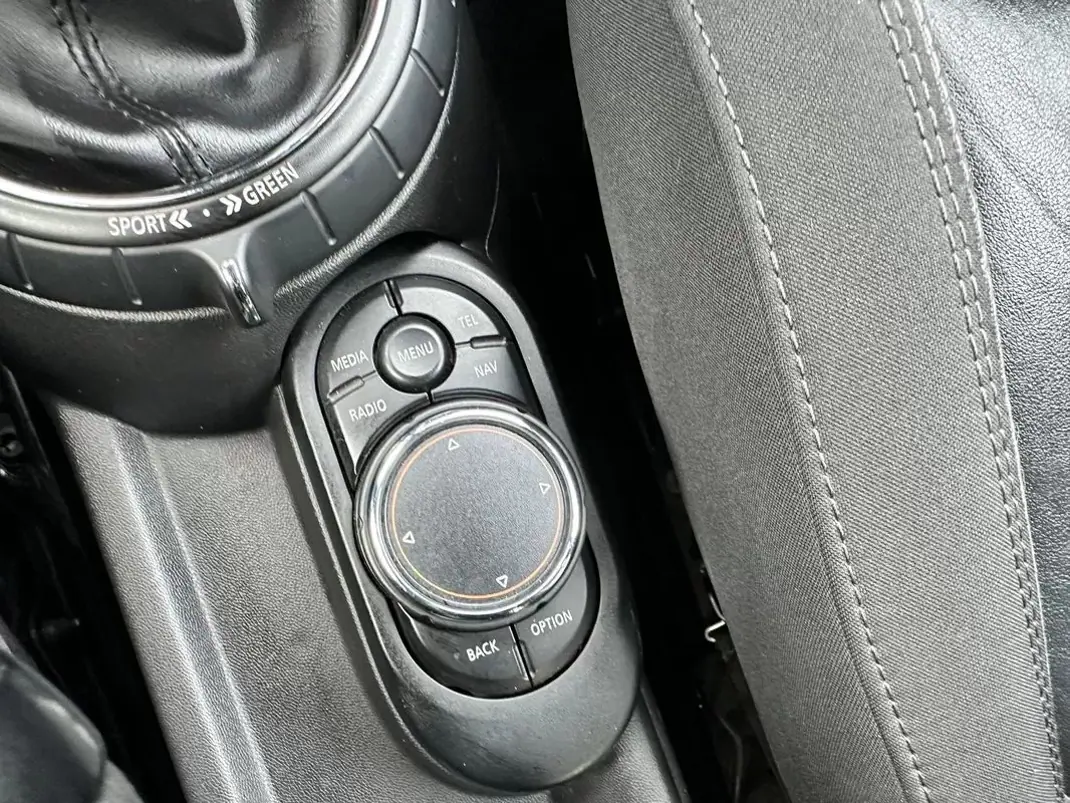 MINI 5 Portas 2016 - 13450 EUR, 151842 km - AUTO.MOTO.pt - 151842km - foto 10 de 10