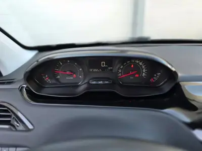 Peugeot 208 2012 - 7500 EUR, 137000 km - AUTO.MOTO.pt - 137000km - foto 12 de 25