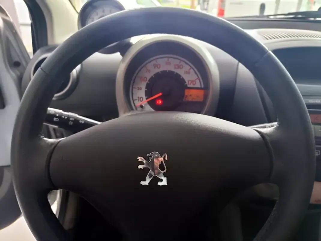 Peugeot 107 2011 - 6480 EUR, 84000 km - AUTO.MOTO.pt - 84000km - foto 12 de 21