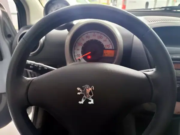 Peugeot 107 2011 - 5980 EUR, 84000 km - AUTO.MOTO.pt - 84000km - foto 12 de 21