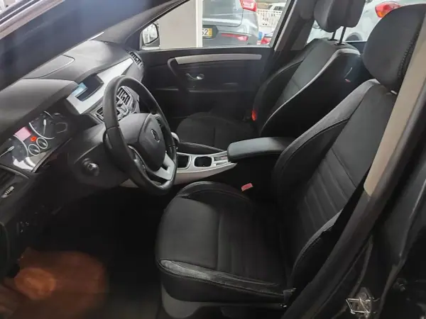 Renault Laguna Break 2009 - 8450 EUR, 105000 km - AUTO.MOTO.pt - 105000km - foto 11 de 35