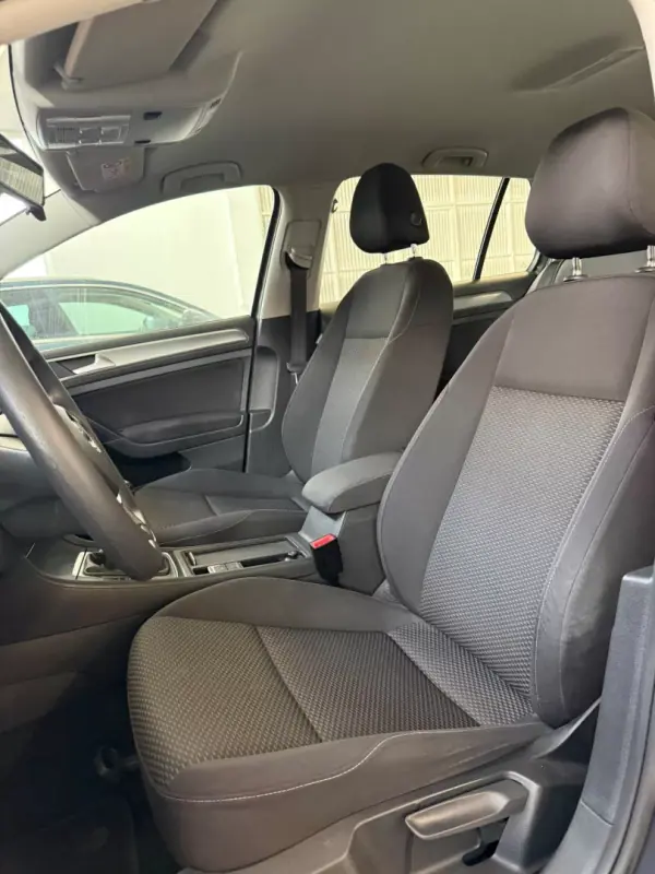 Volkswagen Golf 2018 - 14900 EUR, 138000 km - AUTO.MOTO.pt - 138000km - foto 8 de 9