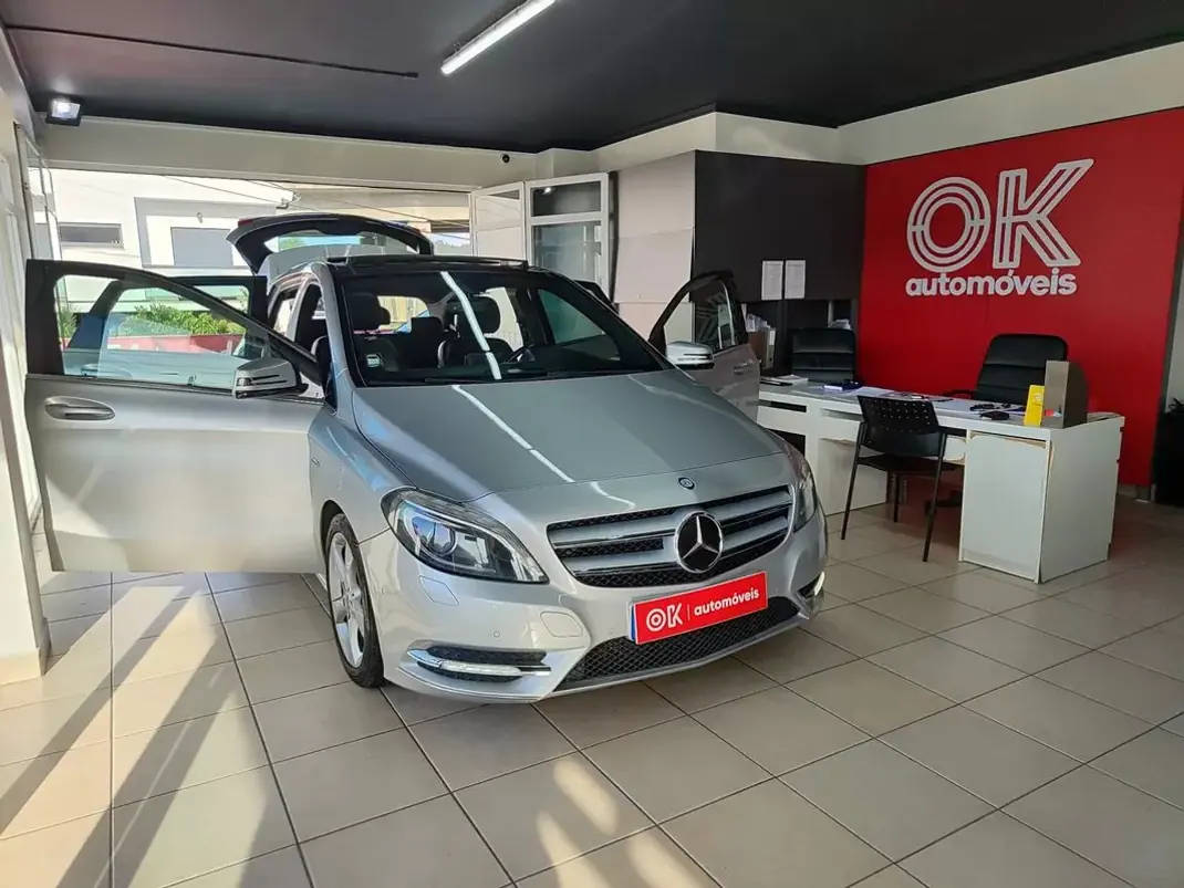 Mercedes-Benz B 180 2012 - 10950 EUR, 220000 km - AUTO.MOTO.pt - 220000km - foto 19 de 32