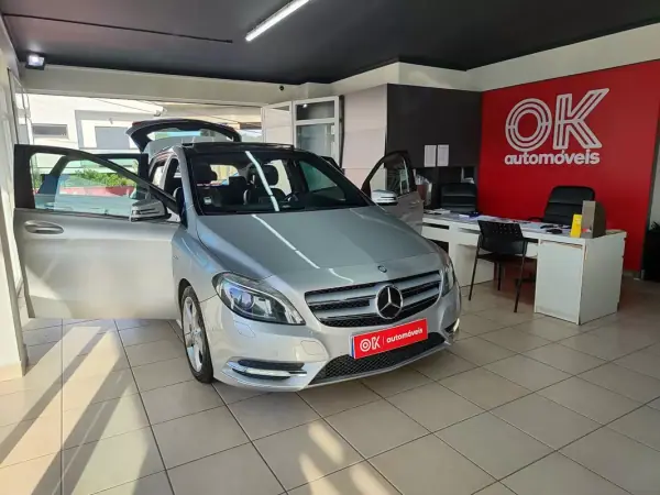 Mercedes-Benz B 180 2012 - 10950 EUR, 220000 km - AUTO.MOTO.pt - 220000km - foto 19 de 32
