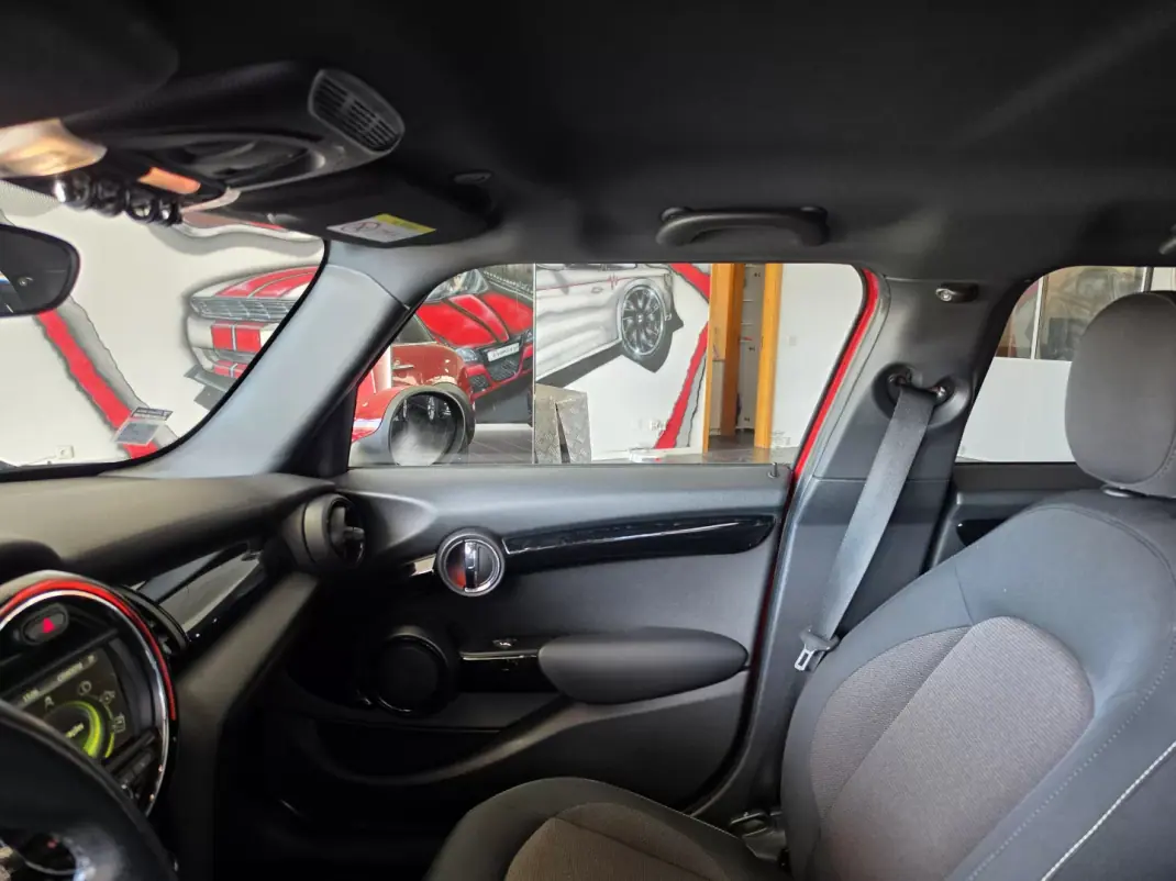 MINI 5 Portas 2017 - 13250 EUR, 135000 km - 135000km - foto 8 de 11