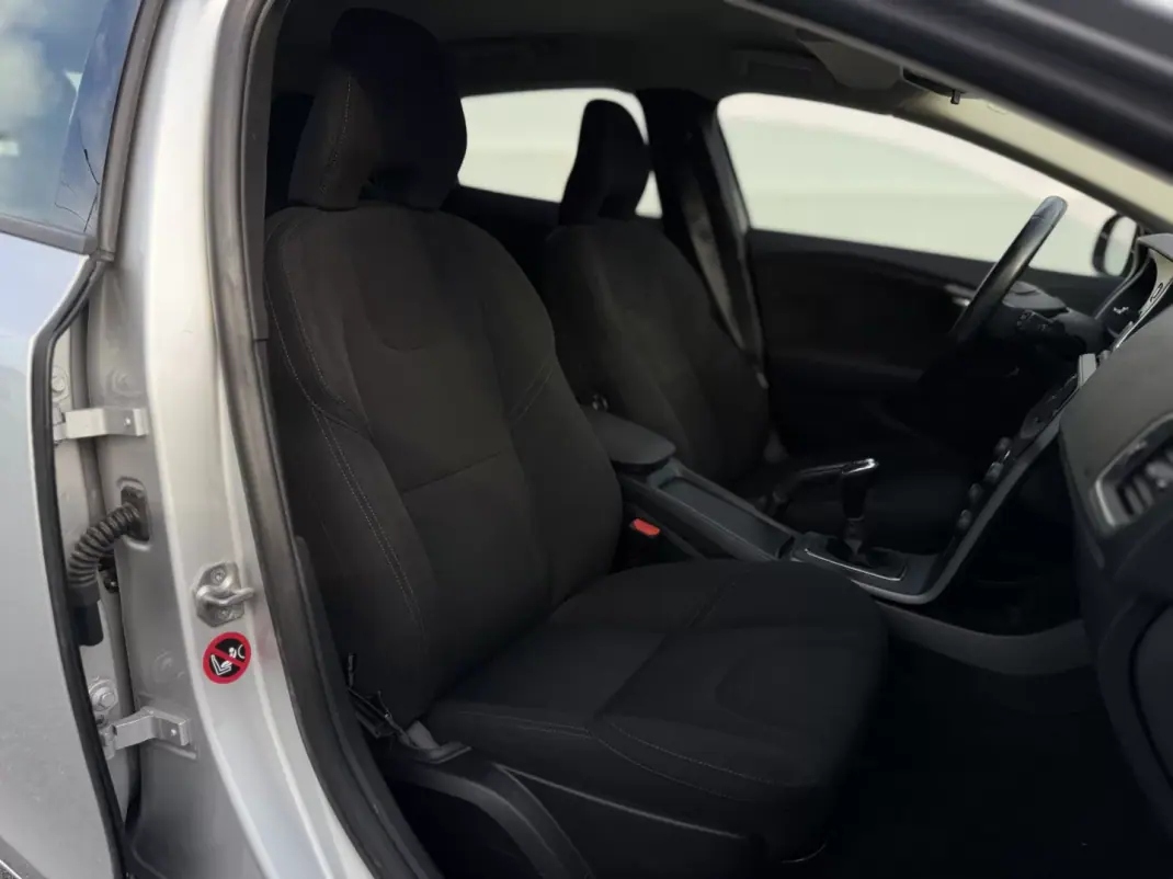 Volvo V40 2015 - 12450 EUR, 143090 km - AUTO.MOTO.pt - 143090km - foto 12 de 20