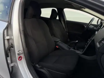 Volvo V40 2015 - 12450 EUR, 143090 km - AUTO.MOTO.pt - 143090km - foto 12 de 20