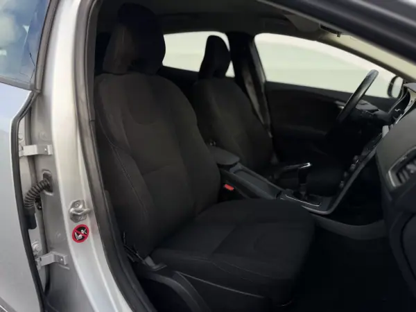 Volvo V40 2015 - 12450 EUR, 143090 km - AUTO.MOTO.pt - 143090km - foto 12 de 20