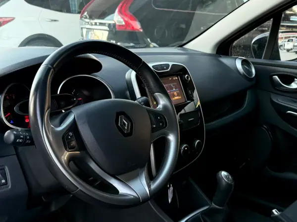 Renault Clio 2018 - 11950 EUR, 88000 km - AUTO.MOTO.pt - 88000km - foto 12 de 15