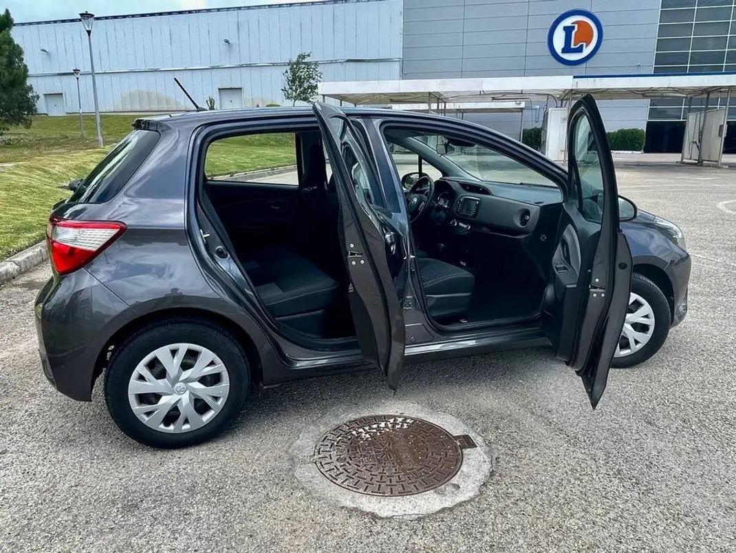 Toyota Yaris 2018 - 7300 EUR, 97000 km - AUTO.MOTO.pt - 97000km - foto 4 de 6