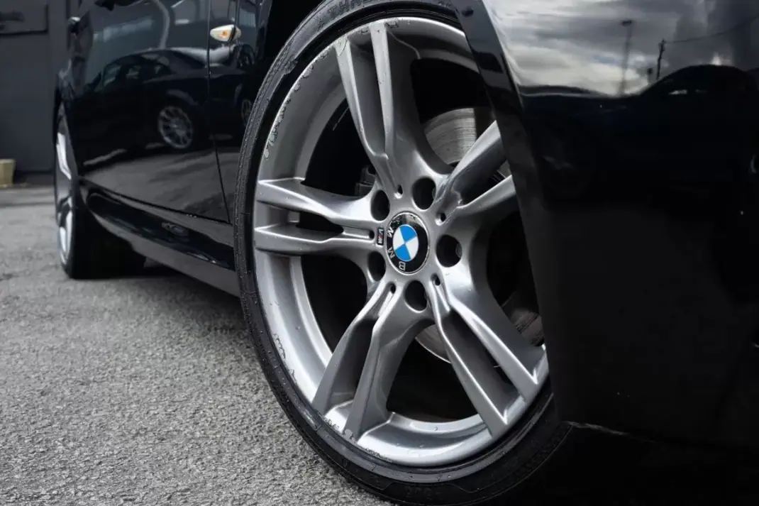 BMW 318 2010 - 11900 EUR, 321000 km - AUTO.MOTO.pt - 321000km - foto 4 de 18