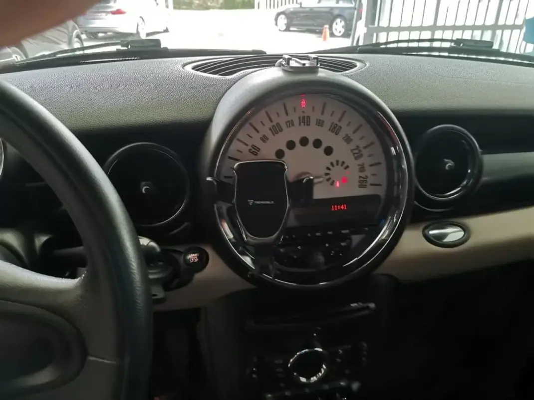MINI Cooper 2013 - 12900 EUR, 166000 km - AUTO.MOTO.pt - 166000km - foto 11 de 17