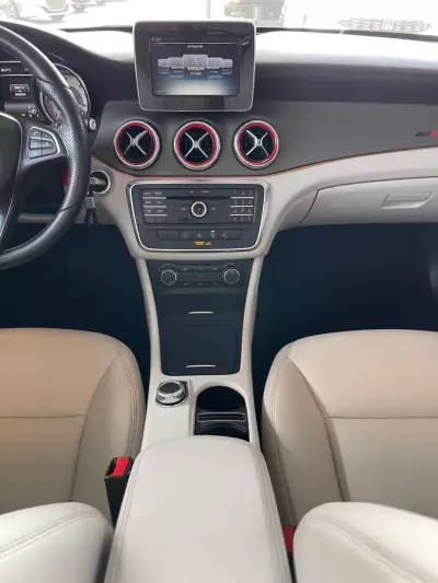 Mercedes-Benz CLA 200 2015 - 14900 EUR, 300000 km - AUTO.MOTO.pt - 300000km - foto 10 de 14