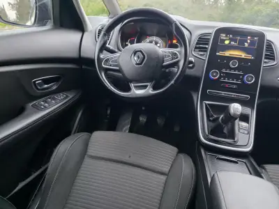 Renault Grand Scénic 2017 - 12750 EUR, 320000 km - AUTO.MOTO.pt - 320000km - foto 33 de 40