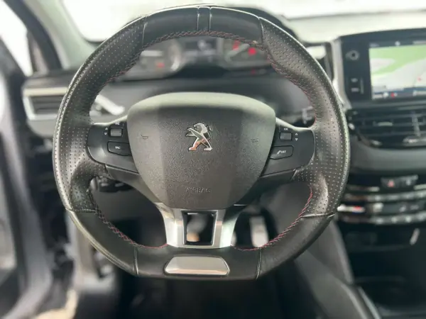 Peugeot 208 2018 - 13500 EUR, 41987 km - AUTO.MOTO.pt - 41987km - foto 12 de 18