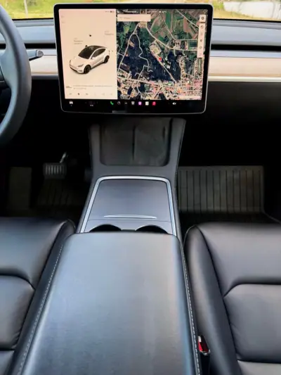 Tesla Model Y 2021 - 31500 EUR, 135000 km - AUTO.MOTO.pt - 135000km - foto 7 de 23