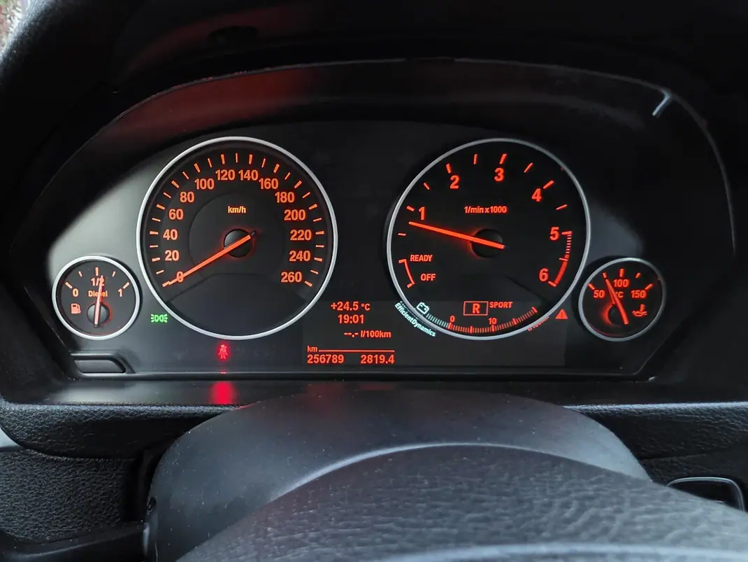 BMW 320 2012 - 15750 EUR, 256800 km - AUTO.MOTO.pt - 256800km - foto 10 de 12