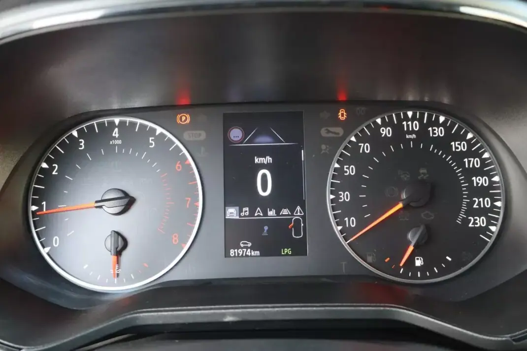 Renault Clio 2021 - 13250 EUR, 81974 km - AUTO.MOTO.pt - 81974km - foto 14 de 33
