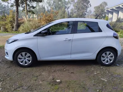 Renault Zoe 2020 - 12950 EUR, 110000 km - AUTO.MOTO.pt - 110000km - foto 4 de 27