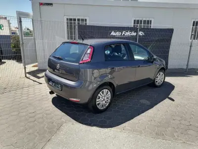 Fiat Punto 2013 - 6900 EUR, 135000 km - AUTO.MOTO.pt - 135000km - foto 7 de 8