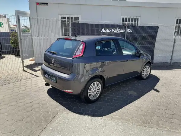 Fiat Punto 2013 - 6900 EUR, 135000 km - AUTO.MOTO.pt - 135000km - foto 7 de 8