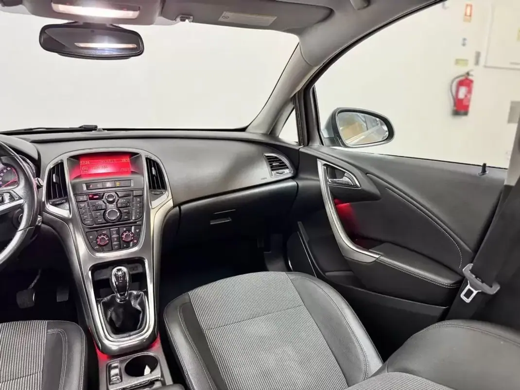 Opel Astra 2012 - 6250 EUR, 154000 km - AUTO.MOTO.pt - 154000km - foto 27 de 52