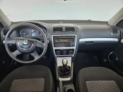 Skoda Octavia Break 2010 - 5950 EUR, 182000 km - AUTO.MOTO.pt - 182000km - foto 8 de 9