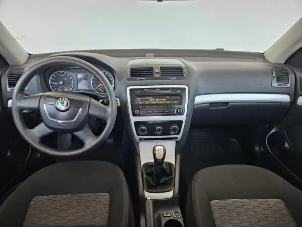 Skoda Octavia Break 2010 - 5950 EUR, 182000 km - AUTO.MOTO.pt - 182000km - foto 8 de 9