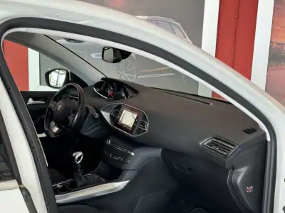 Peugeot 308 2019 - 17990 EUR, 63734 km - AUTO.MOTO.pt - 63734km - foto 11 de 18