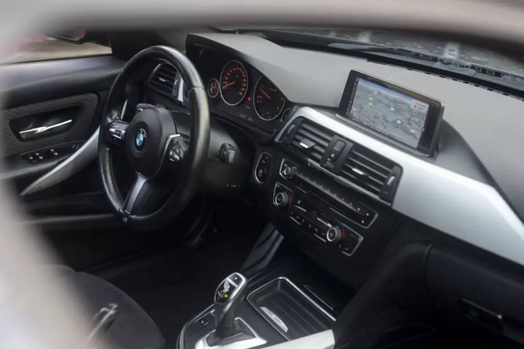 BMW 320 2015 - 19900 EUR, 190600 km - AUTO.MOTO.pt - 190600km - foto 18 de 32