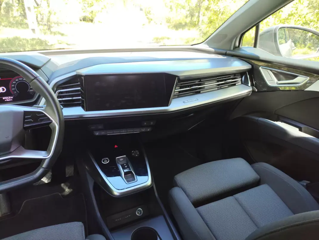 Audi Q4 e-tron 2021 - 24800 EUR, 180100 km - AUTO.MOTO.pt - 180100km - foto 18 de 22