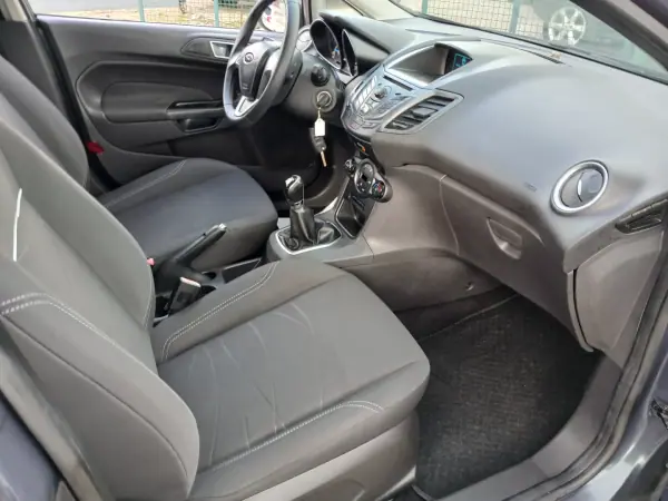Ford Fiesta 2013 - 7200 EUR, 106782 km - AUTO.MOTO.pt - 106782km - foto 22 de 26