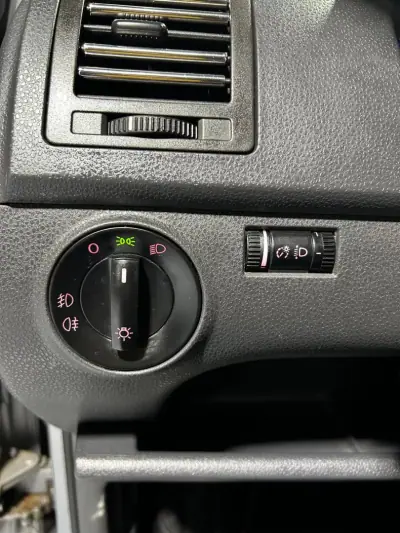 Volkswagen Polo 2009 - 6000 EUR, 189000 km - AUTO.MOTO.pt - 189000km - foto 13 de 21