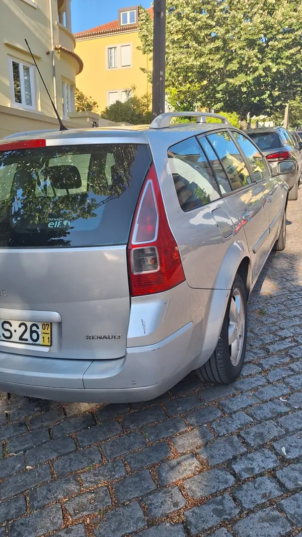Renault Mégane 2007 - 2000 EUR, 318000 km - AUTO.MOTO.pt - 318000km - foto 8 de 9