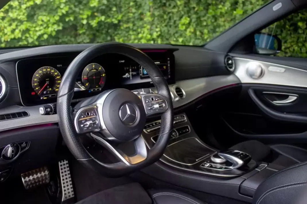 Mercedes-Benz E 300 2019 - 29900 EUR, 168000 km - AUTO.MOTO.pt - 168000km - foto 13 de 22