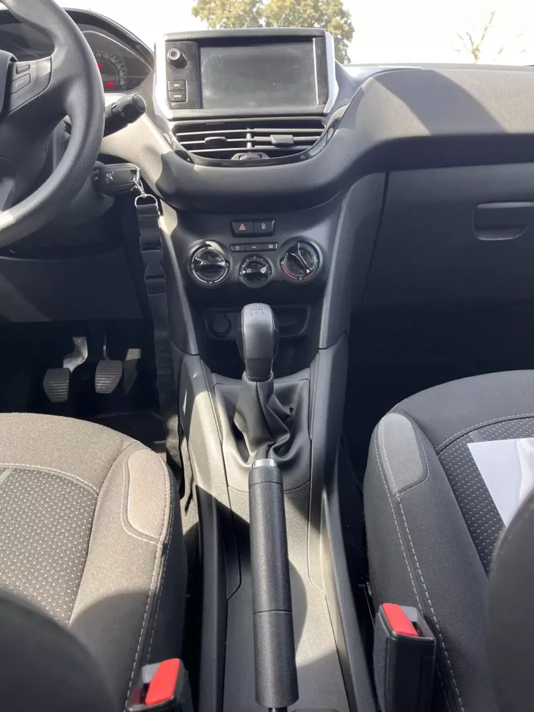 Peugeot 208 2015 - 7250 EUR, 84100 km - AUTO.MOTO.pt - 84100km - foto 10 de 19