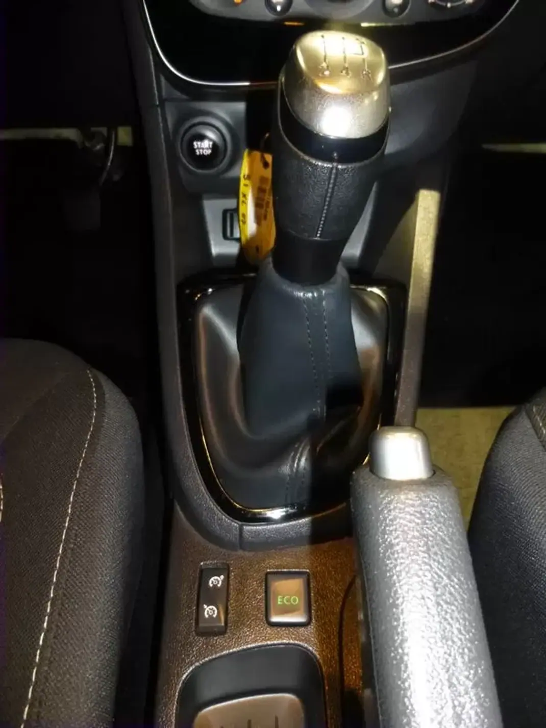 Renault Clio 2019 - 11700 EUR, 116904 km - AUTO.MOTO.pt - 116904km - foto 19 de 32