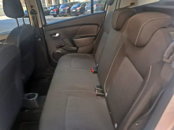 Dacia Sandero 2018 - 8500 EUR, 155000 km - AUTO.MOTO.pt - 155000km - foto 16 de 22