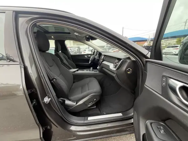 Volvo XC 60 2020 - 32750 EUR, 141000 km - AUTO.MOTO.pt - 141000km - foto 29 de 51