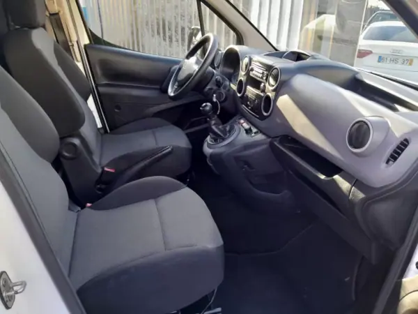 Peugeot Partner 2018 - 13900 EUR, 179163 km - AUTO.MOTO.pt - 179163km - foto 6 de 11