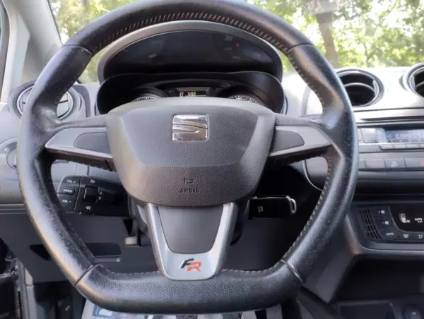 SEAT Ibiza 2014 - 12250 EUR, 200000 km - AUTO.MOTO.pt - 200000km - foto 21 de 26