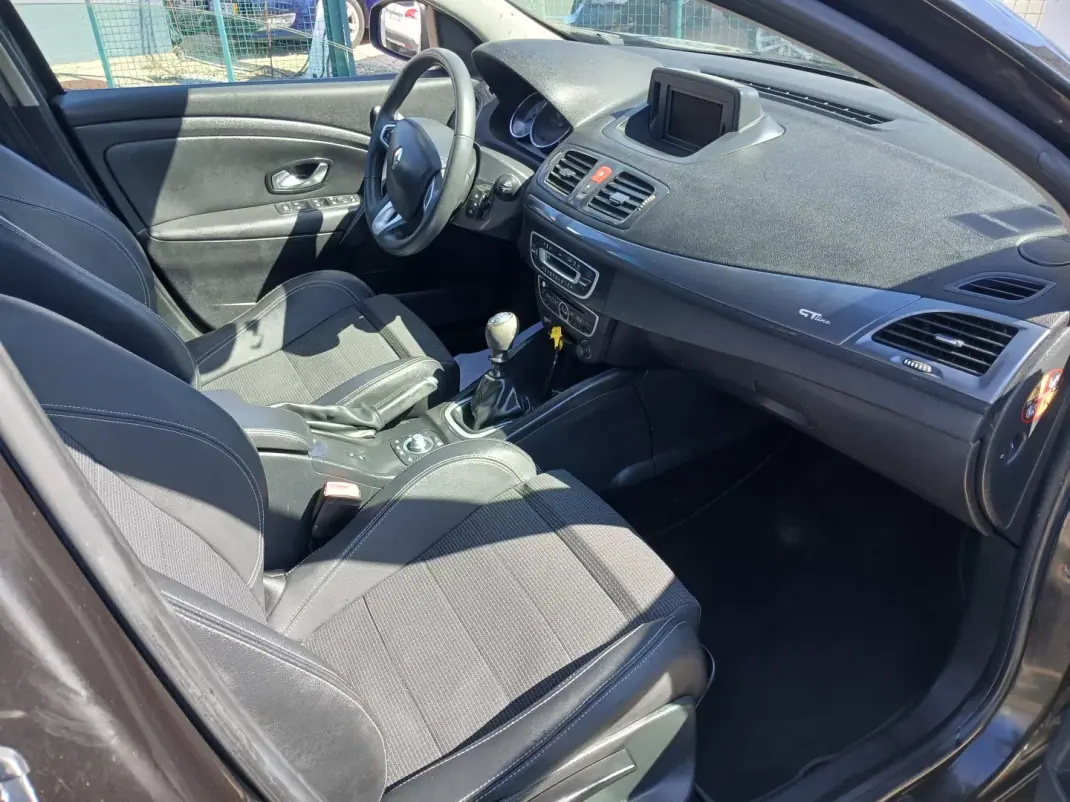 Renault Mégane 2010 - 7800 EUR, 122607 km - AUTO.MOTO.pt - 122607km - foto 27 de 29