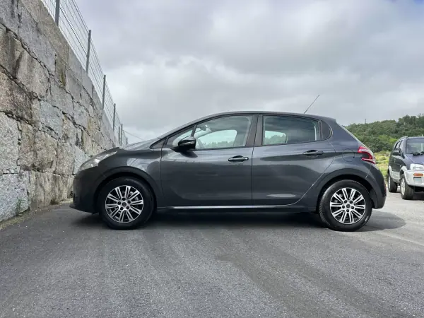 Peugeot 208 2015 - 7990 EUR, 73000 km - AUTO.MOTO.pt - 73000km - foto 18 de 51