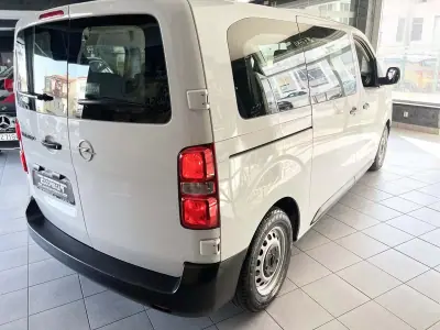 Opel Vivaro-e 2023 — foto 3 de 21