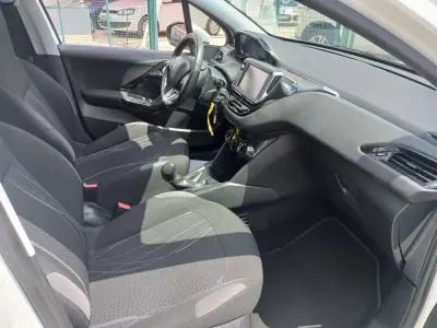 Peugeot 208 2014 - 7350 EUR, 85491 km - AUTO.MOTO.pt - 85491km - foto 22 de 25