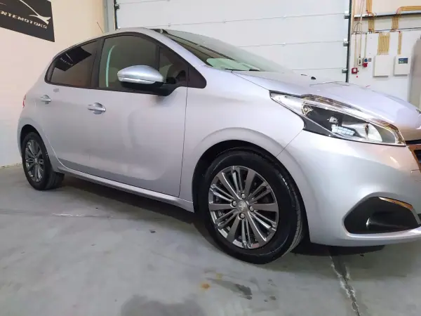 Peugeot 208 2017 - 12999 EUR, 118000 km - AUTO.MOTO.pt - 118000km - foto 3 de 15