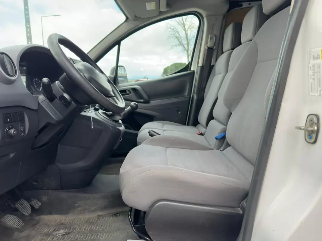 Peugeot Partner 2016 - 10900 EUR, 177432 km - AUTO.MOTO.pt - 177432km - foto 15 de 20